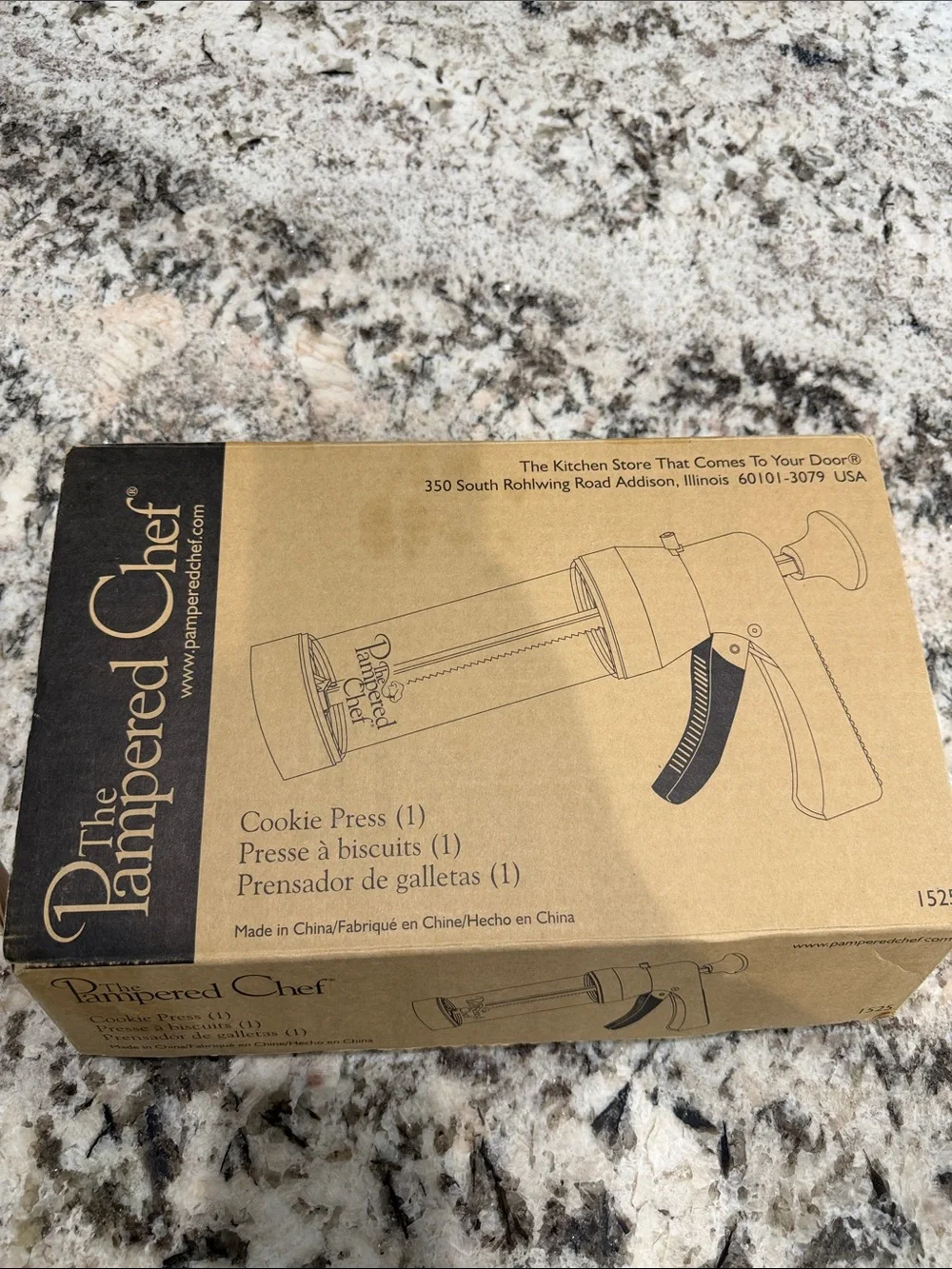 The Pampered Chef White Cookie Press with 16 Decorative Discs